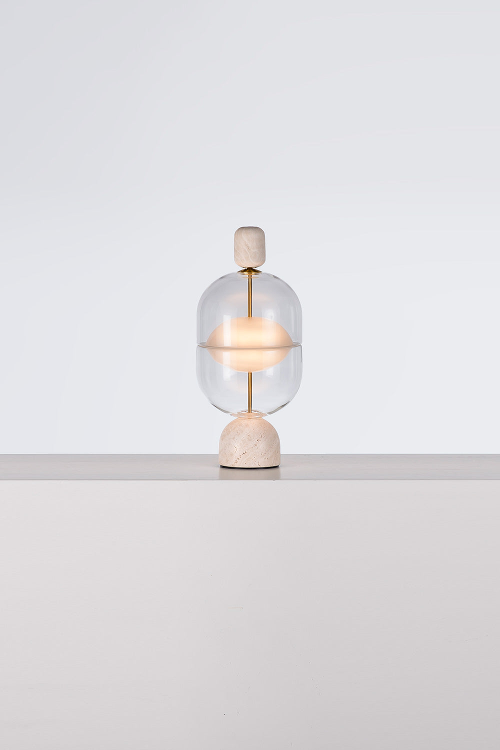 Indre Table Lamp - gold, Classic White travertine | Photo: Rakumba