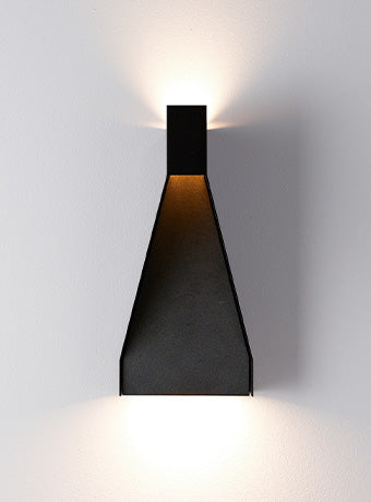 Standley Wall Lamp - black, bluestone | Photo: Rakumba