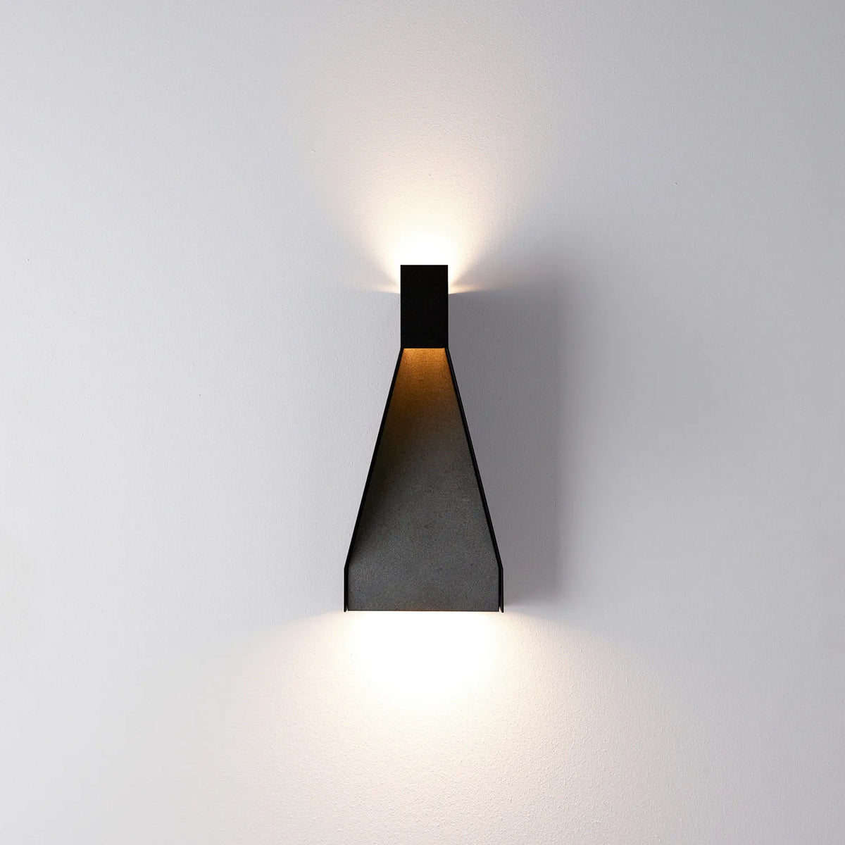 STANDLEY Wall - black, bluestone | Photo: Rakumba