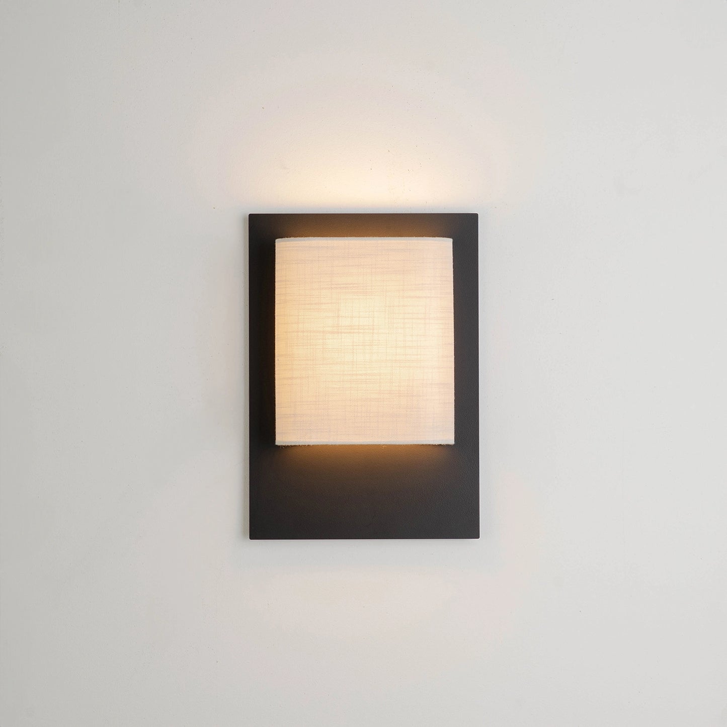 ELWOOD Indoor Portrait - powdercoat backplate - fabric shade