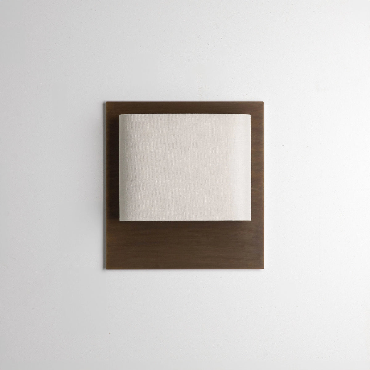 ELWOOD Indoor - patina brass backplate | Photo: Rakumba