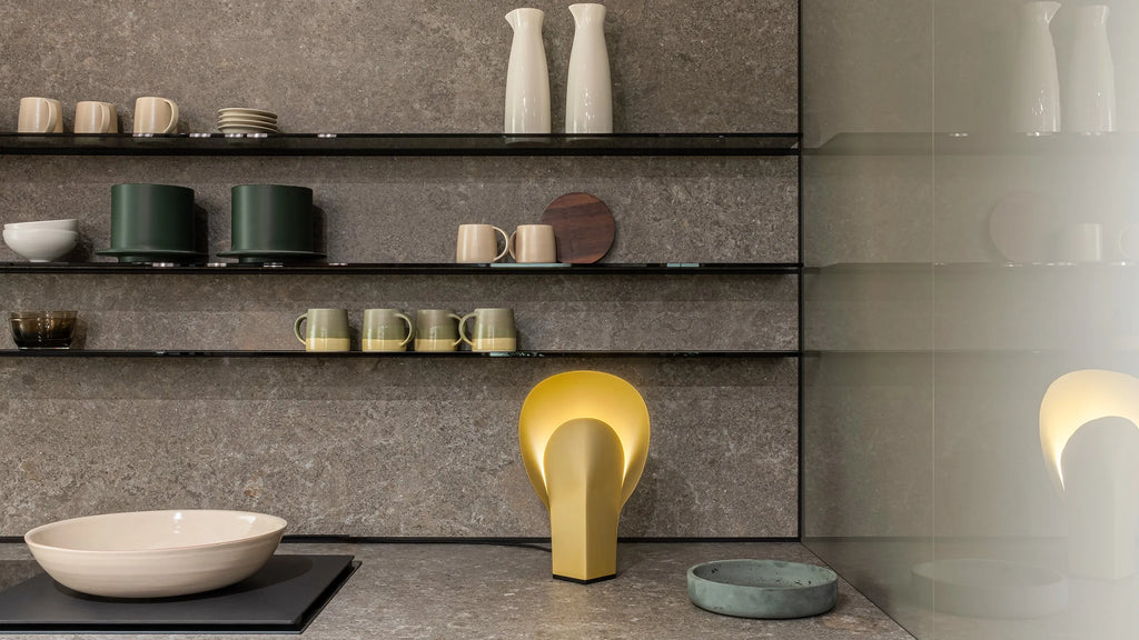 PLUME Table lamp - gold, Valcucine kitchen | Photo: Rakumba