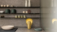 PLUME Table lamp - gold, Valcucine kitchen | Photo: Rakumba