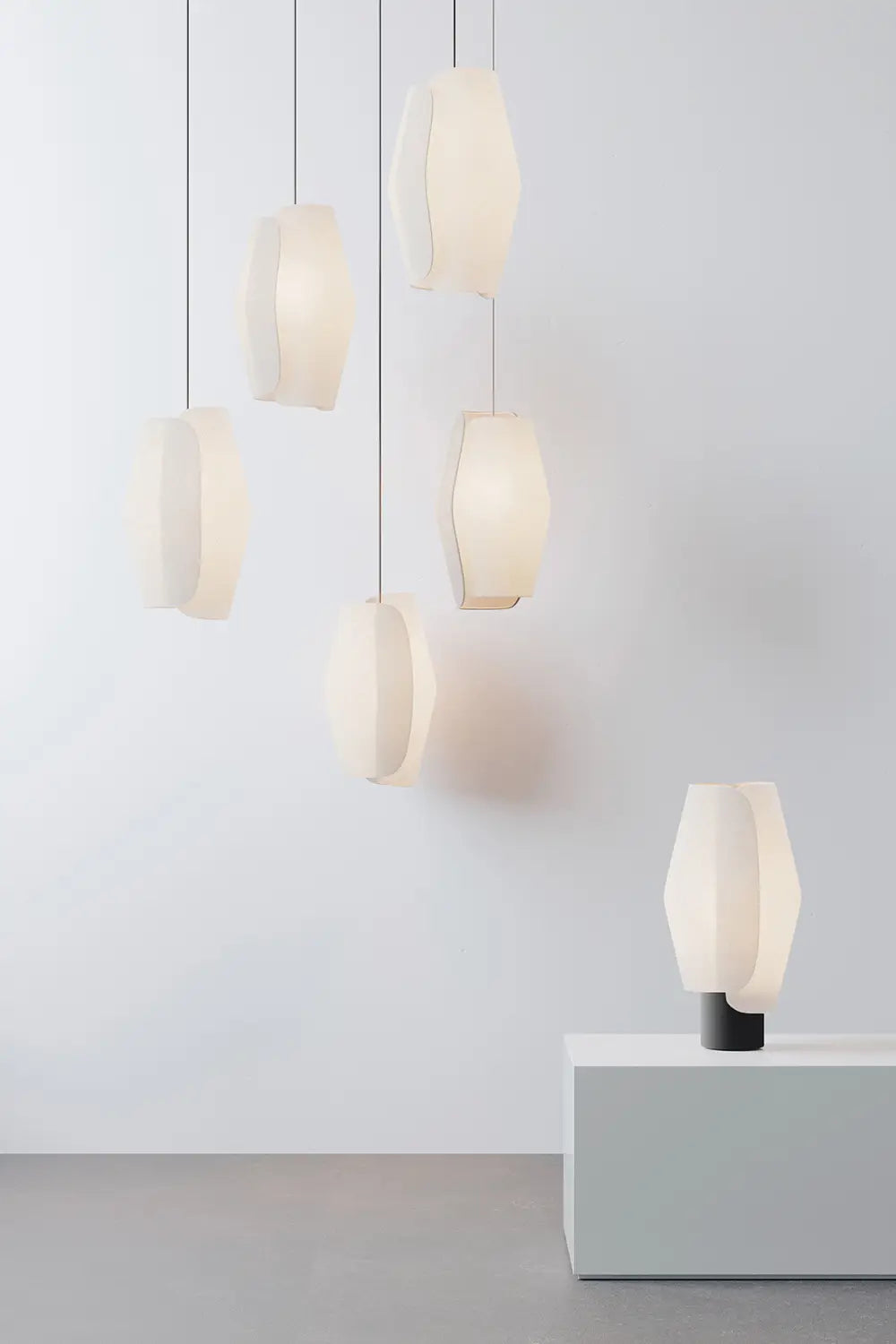 VOLUTE Pendant - cluster with table lamp | Photo: Rakumba
