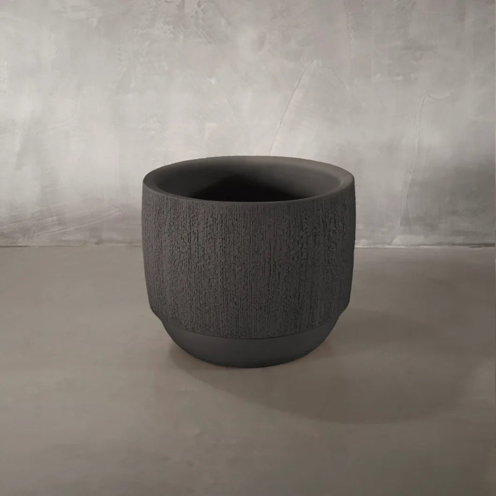 Domani Moya pot Natural Black small, image: Piet Boon