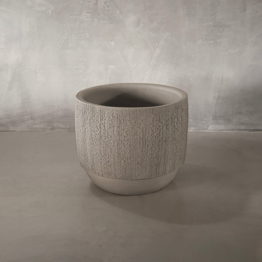 Domani Moya pot Natural Grey small, image: Piet Boon