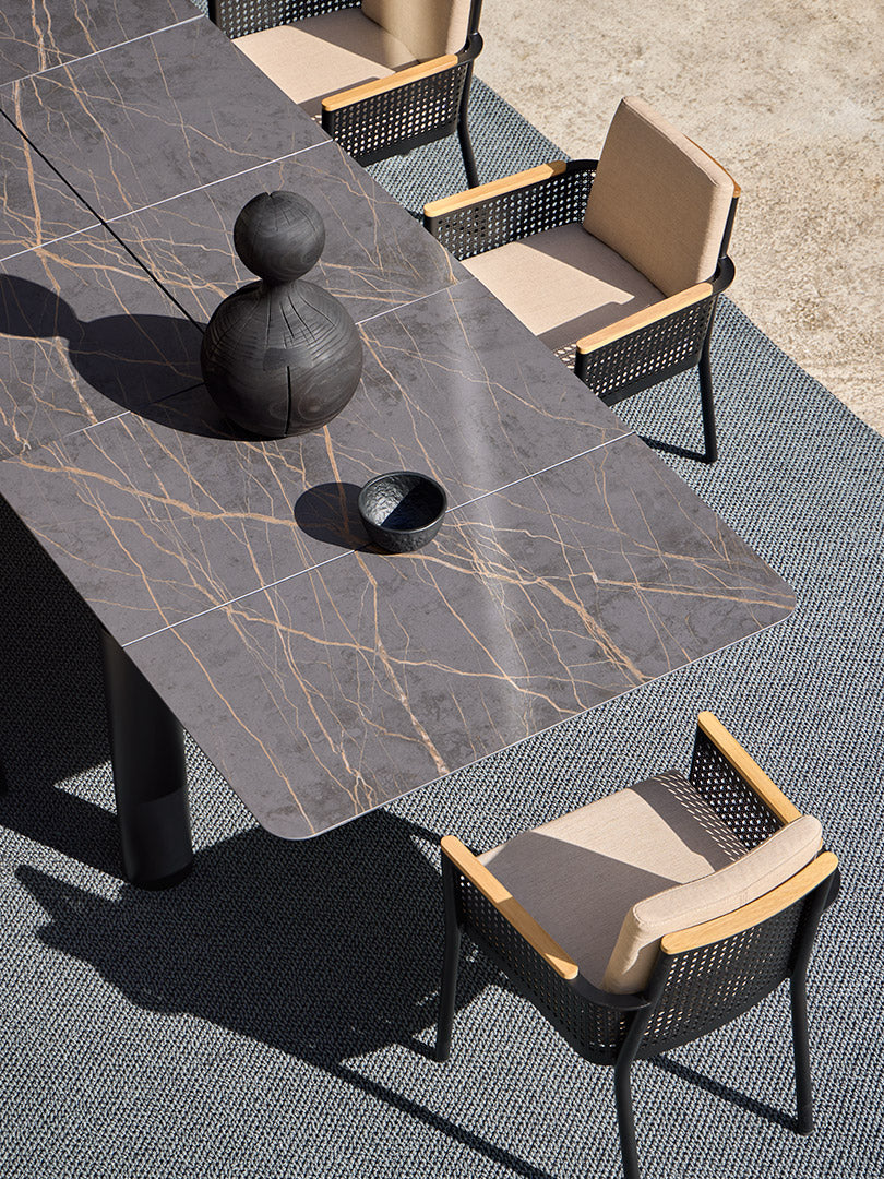 Bosc extendable dining table, image: Gandia Blasco