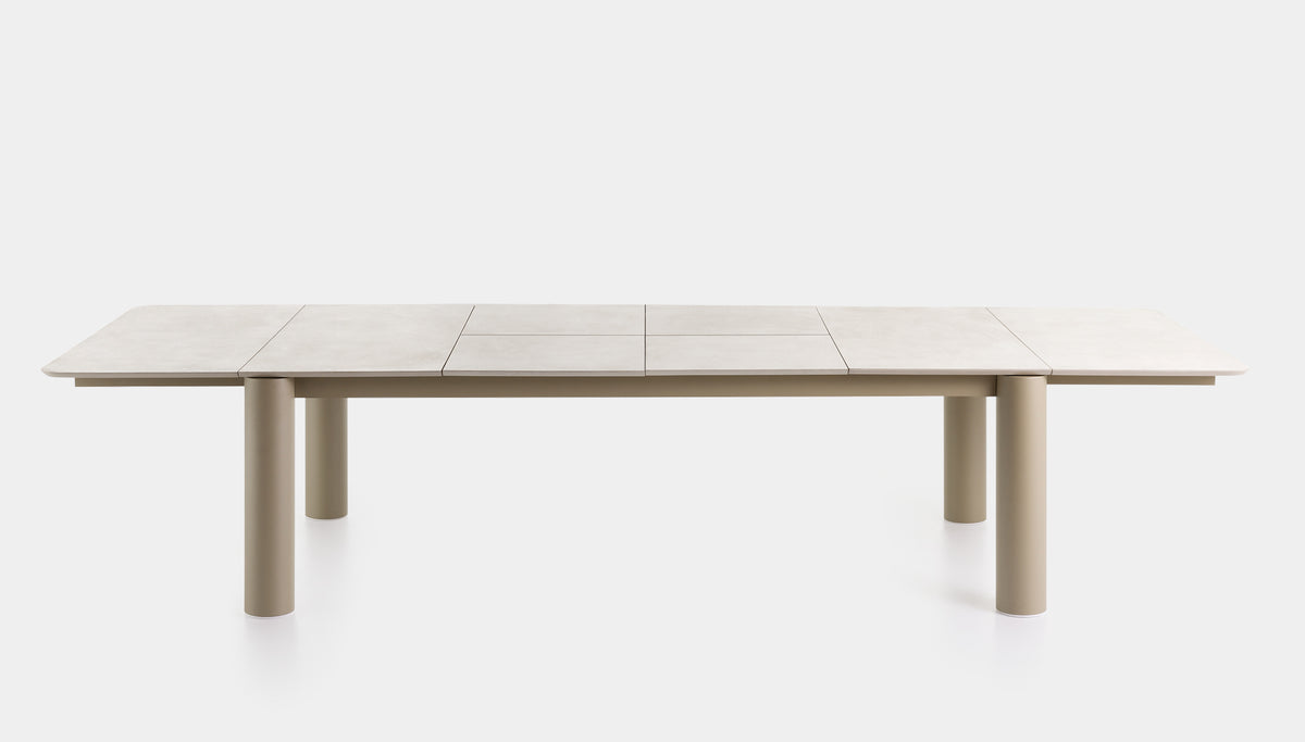 Bosc extendable dining table, image: Gandia Blasco