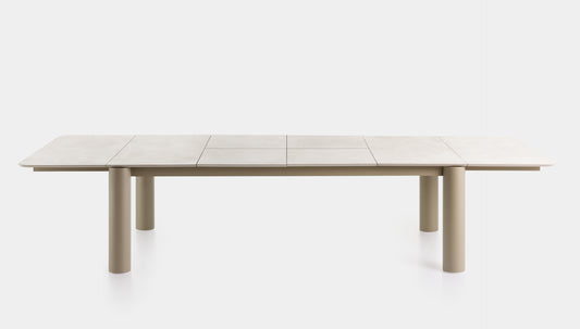 Bosc extendable dining table, image: Gandia Blasco