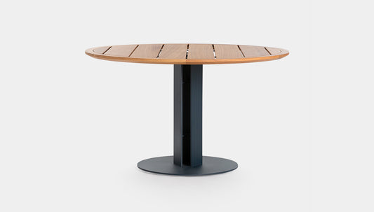 Isla dining table D130, image: Gandia Blasco