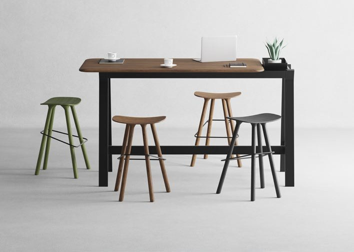 NUNC Ala bar table, front view with bar stools