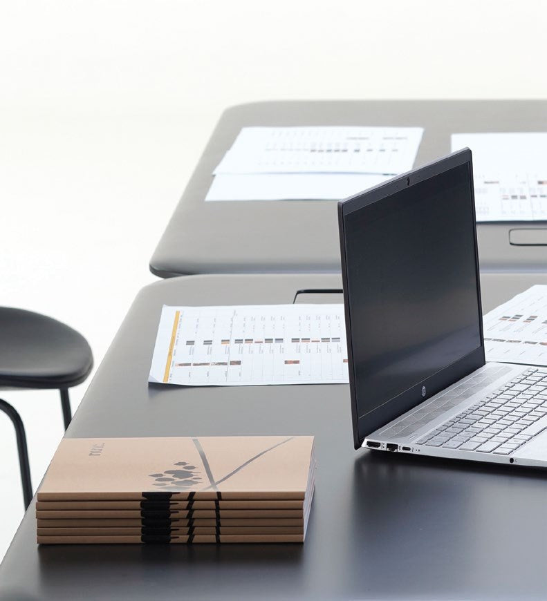 NUNC Ala office table, detail of Fenix plates with cable cover