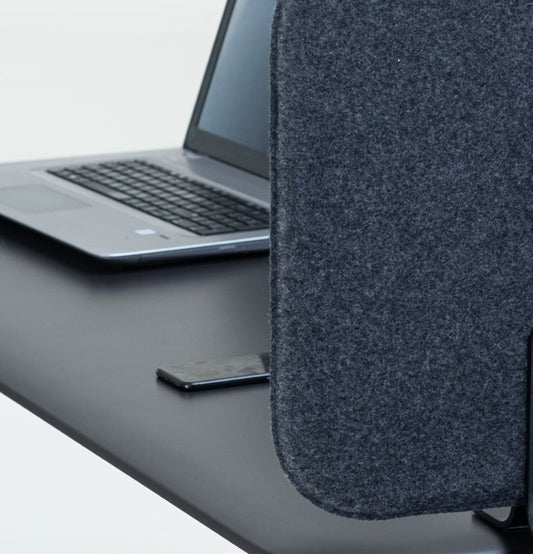 NUNC Ala office divider, upholstered divider on an Ala Office table