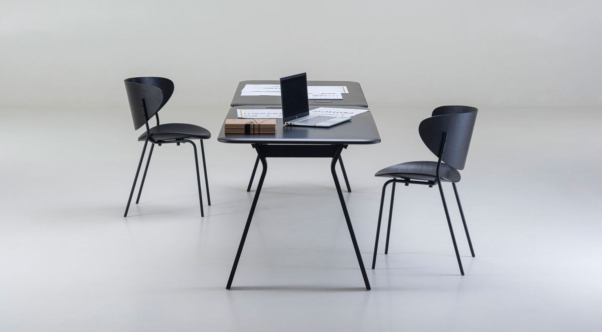 NUNC Bolta chair, black, at a conference table