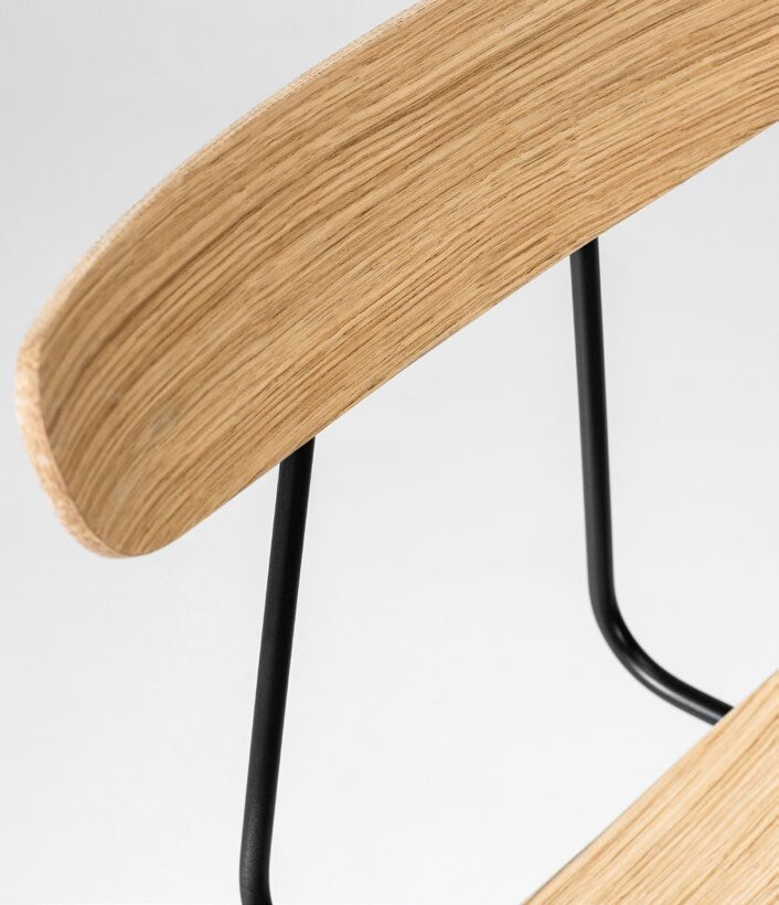 NUNC Cot Backrest bar stool, detail of the oak veneer backrest