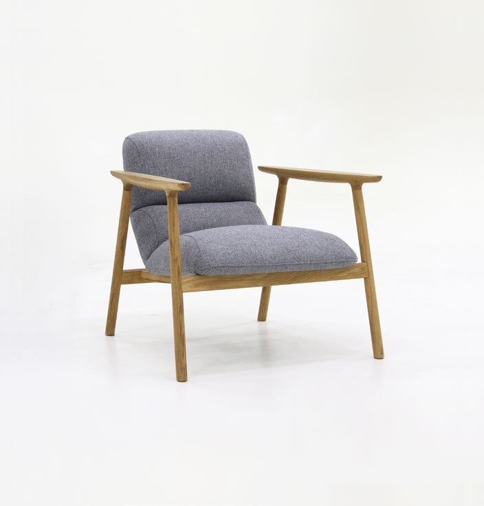 NUNC Dika lounge chair, oak frame with grey fabric upholstery