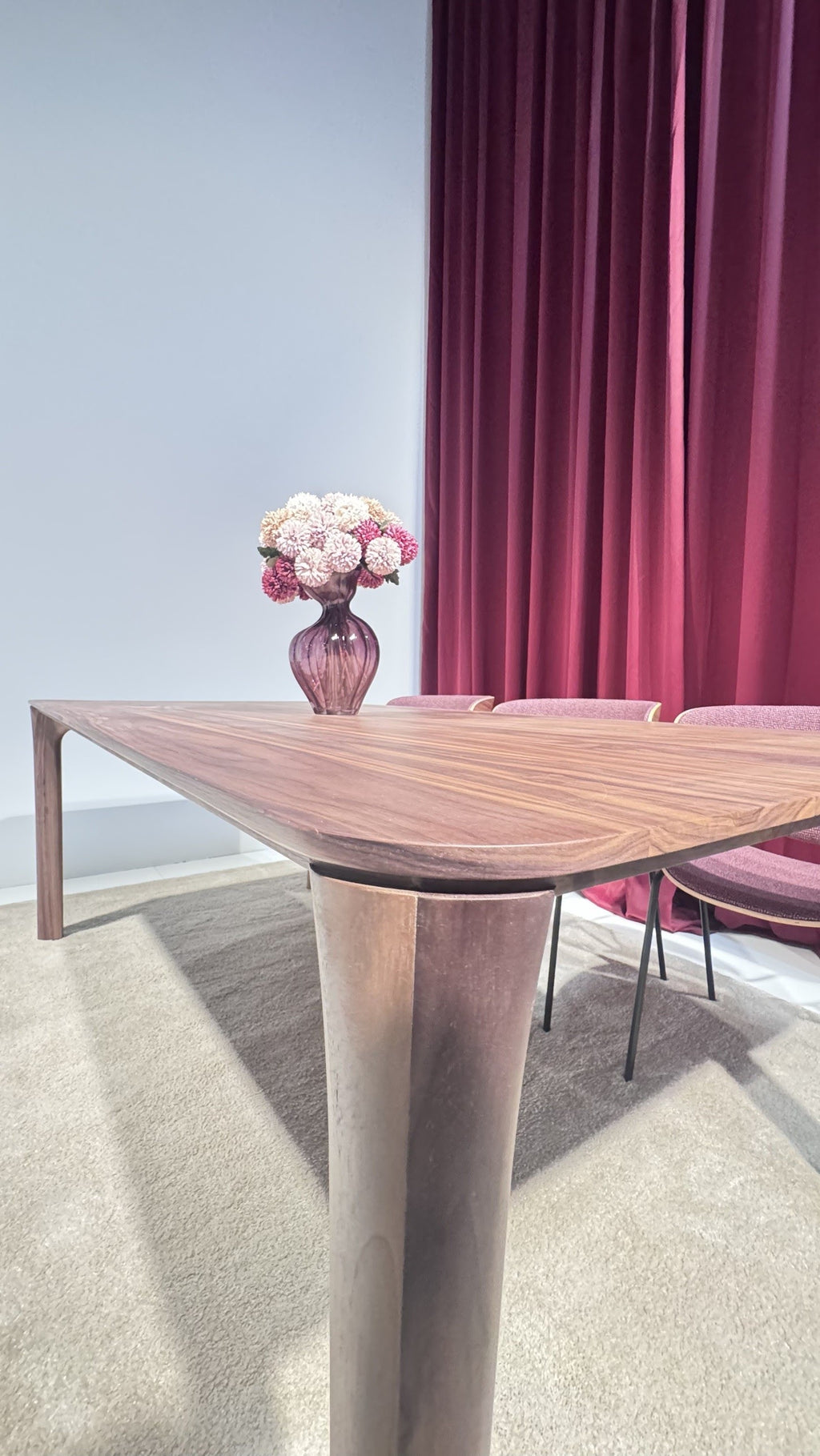 NUNC Meza dining table, detail of the leg and corner joint