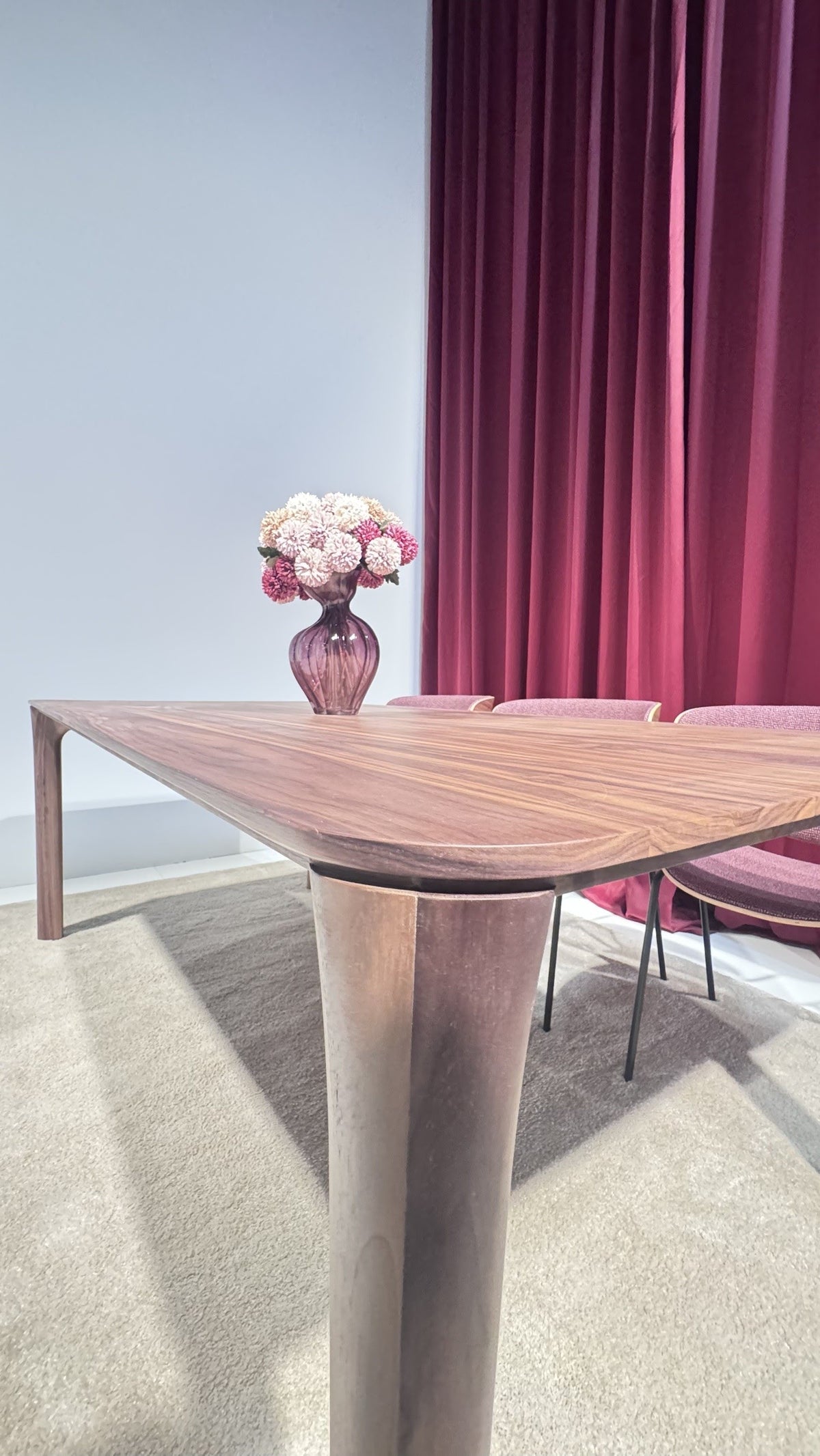 NUNC Meza dining table, detail of the leg and corner joint