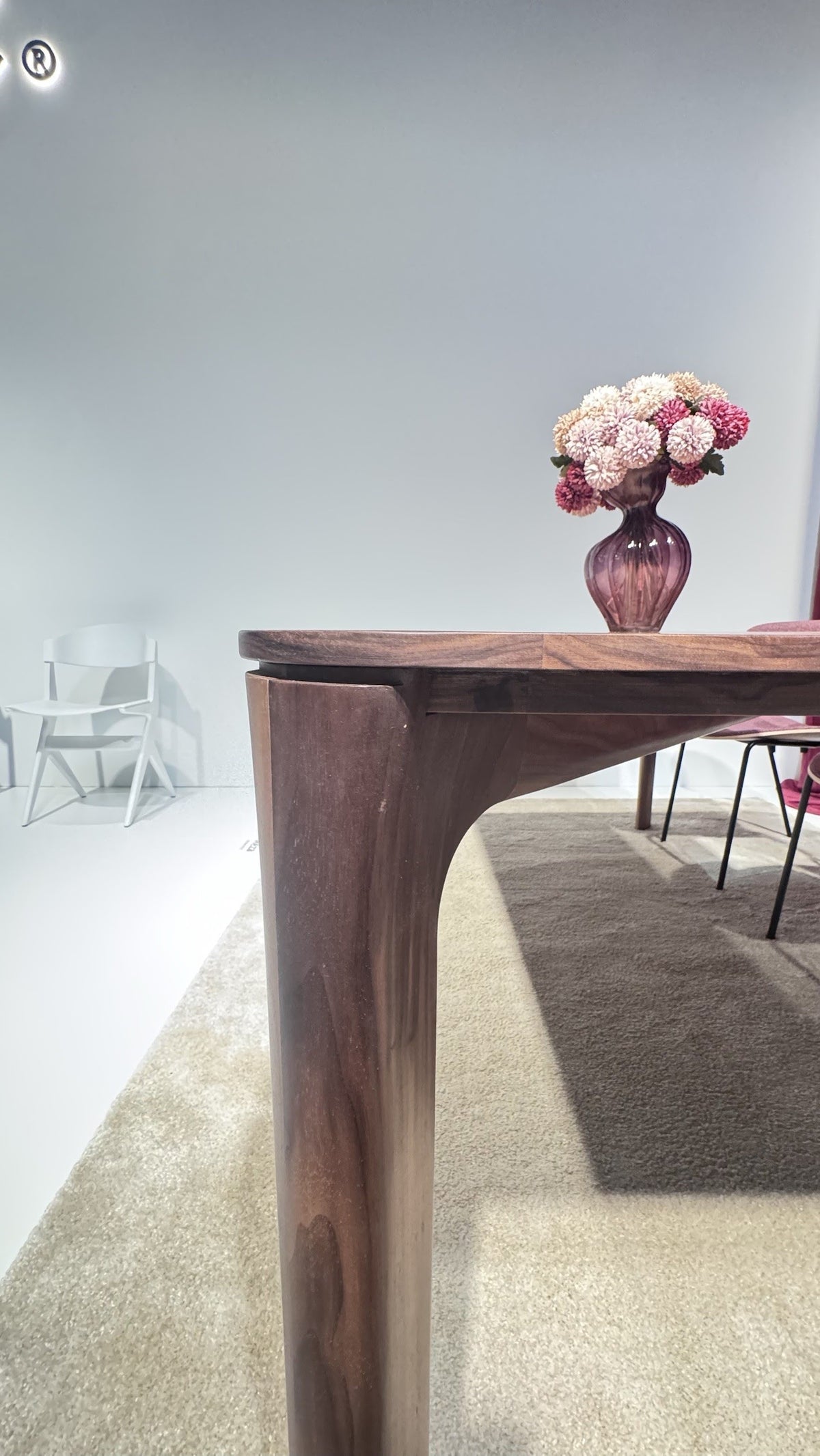 NUNC Meza dining table, detail of the walnut top edge and leg