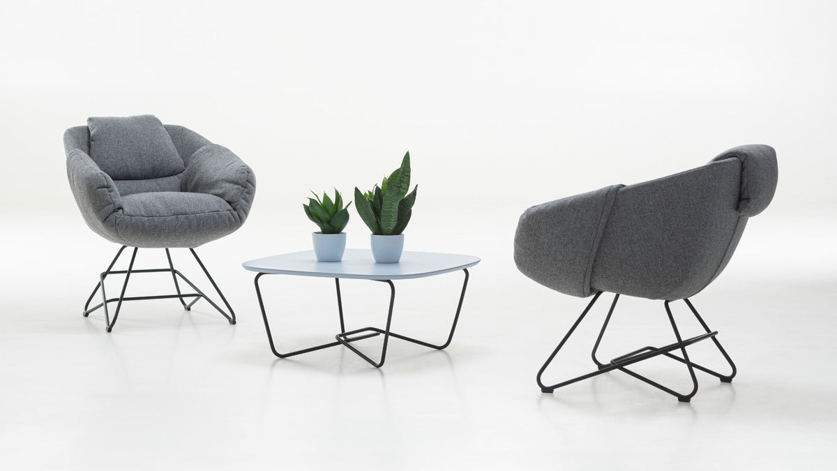 NUNC Ruvo chair, two grey Ruvo chairs with a Ruvo table
