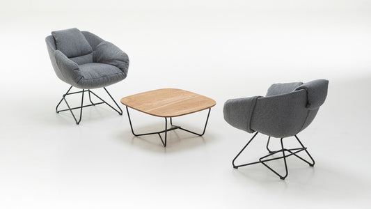 NUNC Ruvo coffee table, oak top with two Ruvo chairs