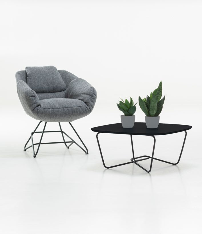 NUNC Ruvo coffee table, black top with a Ruvo chair