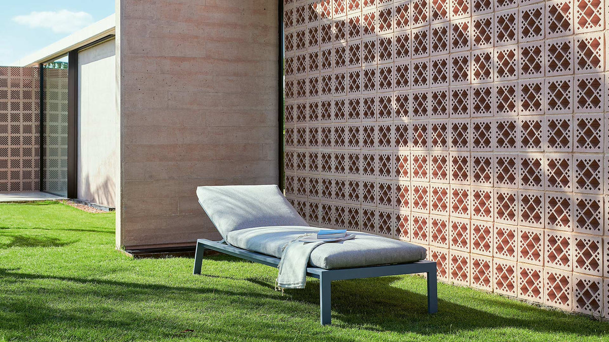 Timeless chaise lounge with arms and wheels, image: Gandia Blasco