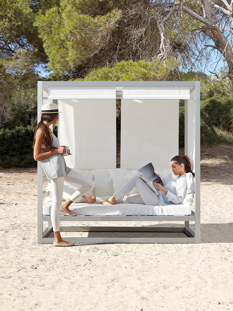 Tres al Fresco Sofa, image: Gandia Blasco