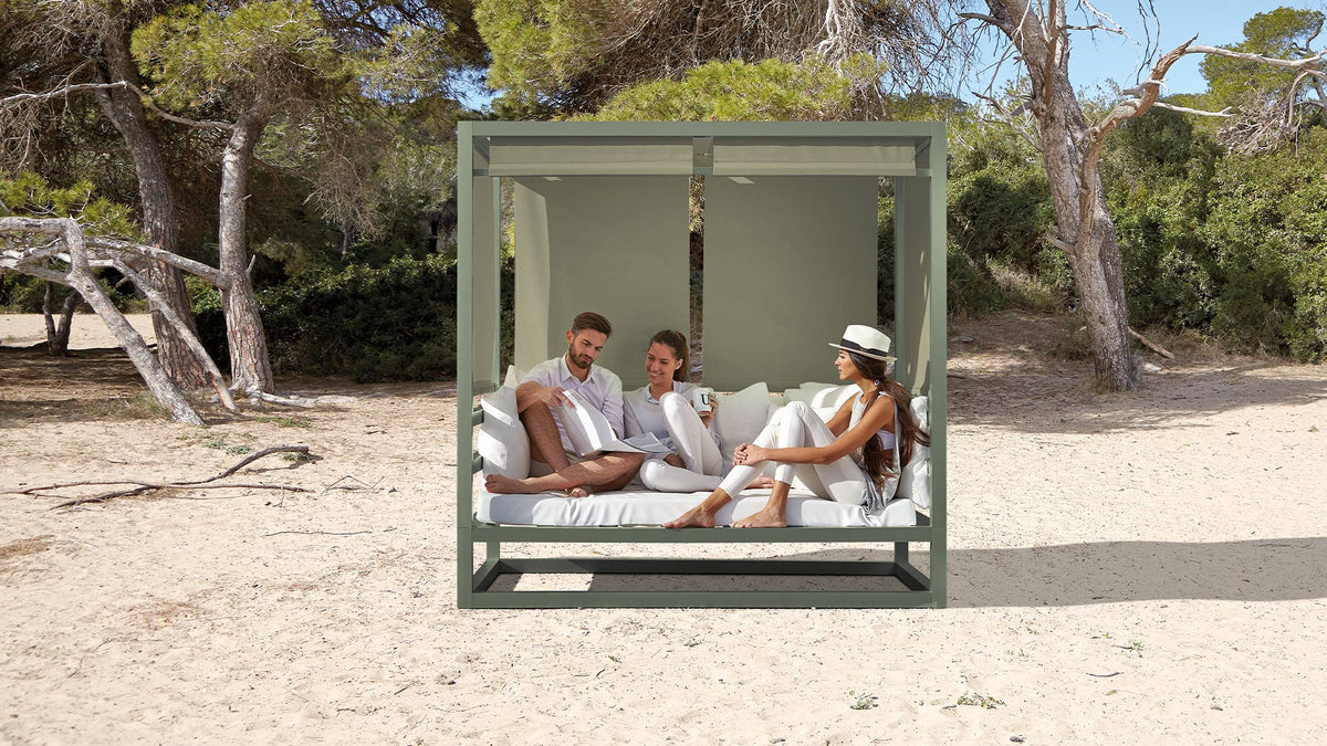 Tres al Fresco Sofa, image: Gandia Blasco